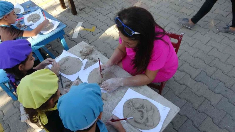 Minikler yanan ormanlara dikkat çekmek için seramik çalışması yaptı
