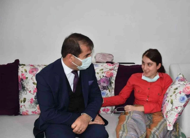 Omurilik hastası yürüme engelli Bilge Aras evde eğitim almanın mutluluğu yaşıyor
