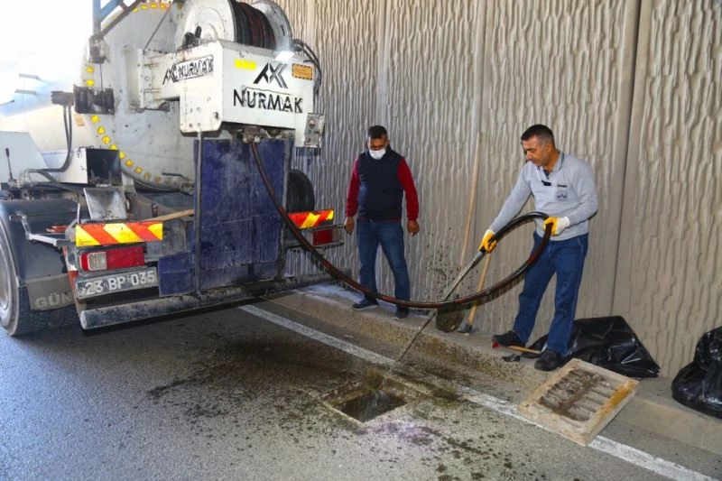 Elazığ’da menfez ve mazgallar temizleniyor
