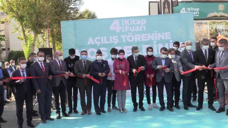 Vali Hulusi Şahin, Batman Kitap Fuarının açılışını yaptı
