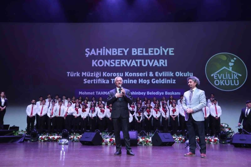 Çiftlere konserli sertifika töreni

