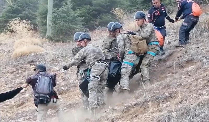 Dağlık alanda ölü bulunan adamın cenazesini 700 metreden komandolar indirdi
