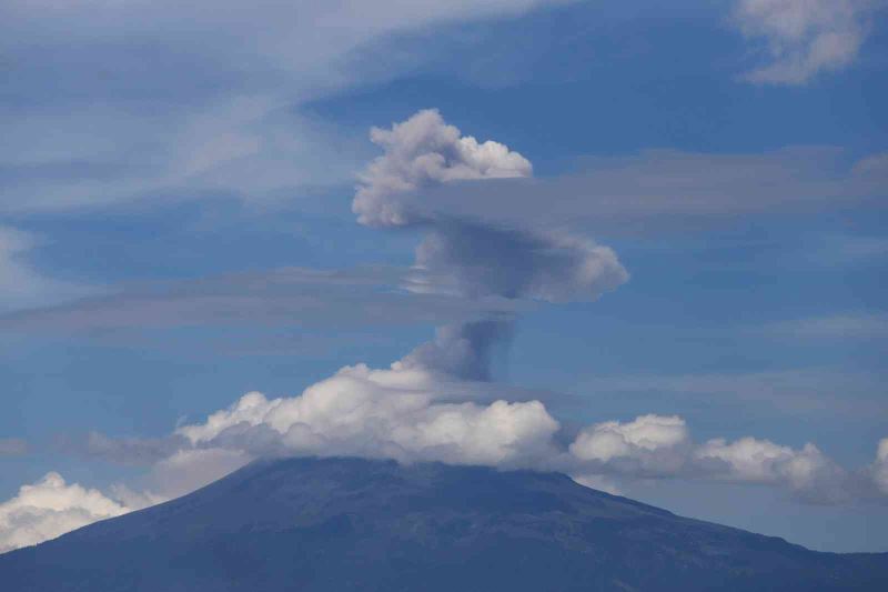 Popocatepetl Yanardağı kül ve duman püskürtmeye devam ediyor
