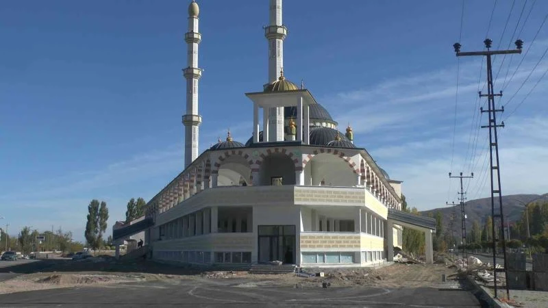 Muş’ta 3 bin 700 kişilik Osmanlı ve Selçuklu mimarisine uygun cami inşa edildi
