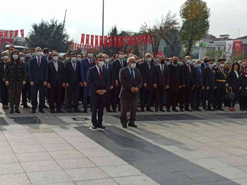 Düzce’de Cumhuriyet Bayramı çelenk koyma töreni ile başladı
