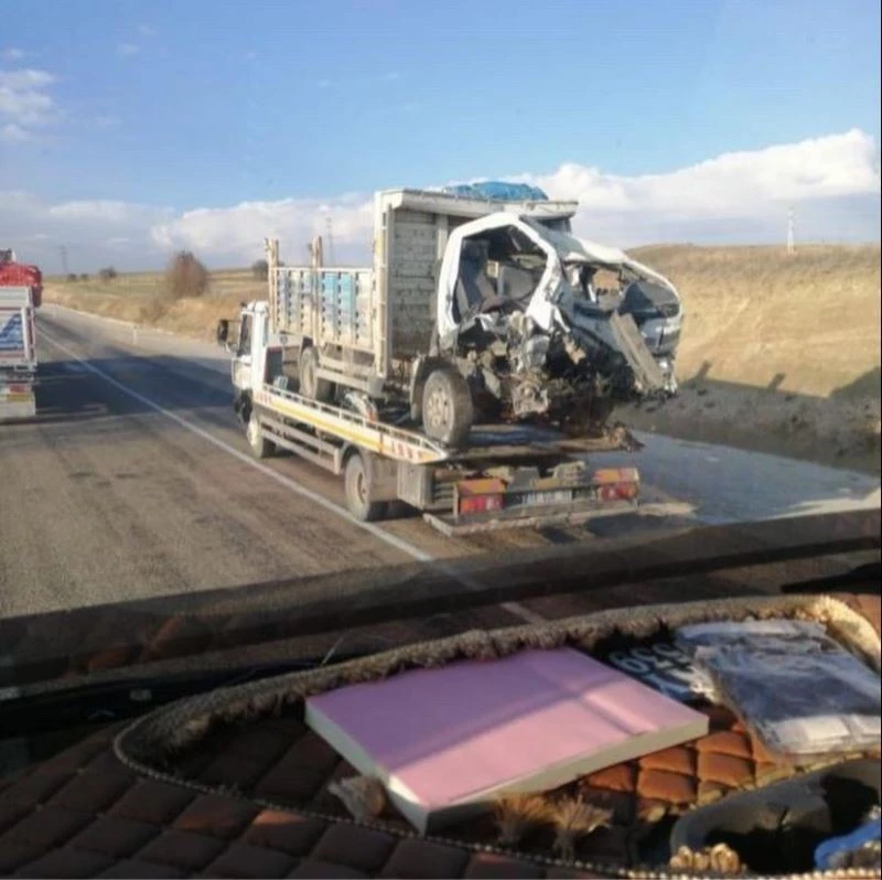 Haymana’da kamyonet ile tır çarpıştı: 2 ölü, 2 yaralı

