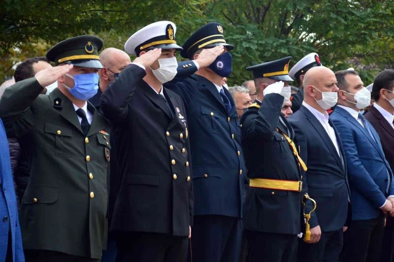 Cumhuriyet Bayramı’nın 98. yılı çelenk sunumuyla başladı
