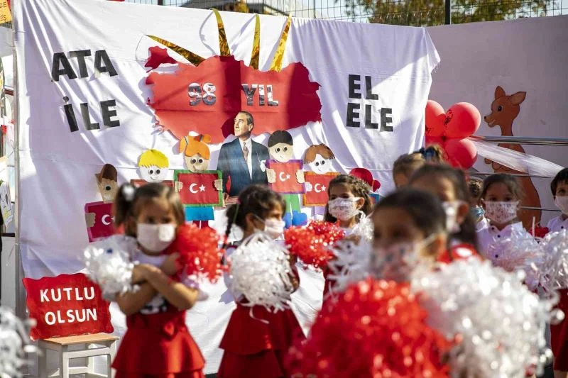 Büyükşehir Belediyesi kreşlerindeki minikler cumhuriyet coşkusu yaşadı
