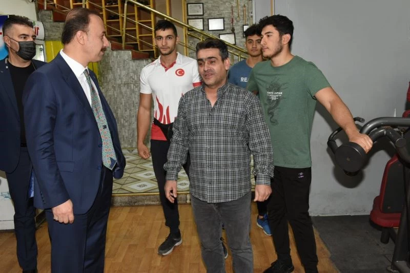 Vali Erin bilek güreşi şampiyonlarını ziyaret etti
