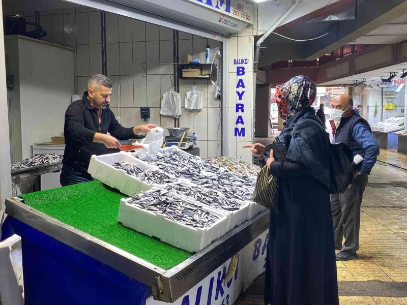 Tanesi 50 liradan satılan palamut; kırmızı etle rekabete girdi
