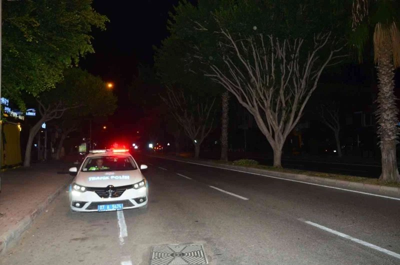 Dur ihtarına uymayan sürücü, polisin bileğini çatlattı
