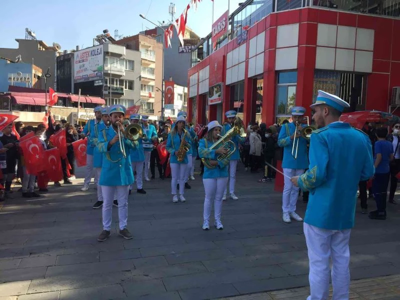 Alaşehirliler ’Cumhuriyet’ için yürüdü
