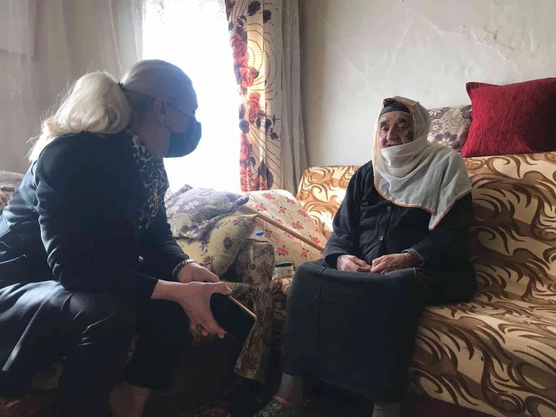 AK Parti Pülümür İlçe Başkanlığı’ndan cumhuriyetle yaşıt yaşlılara ziyaret