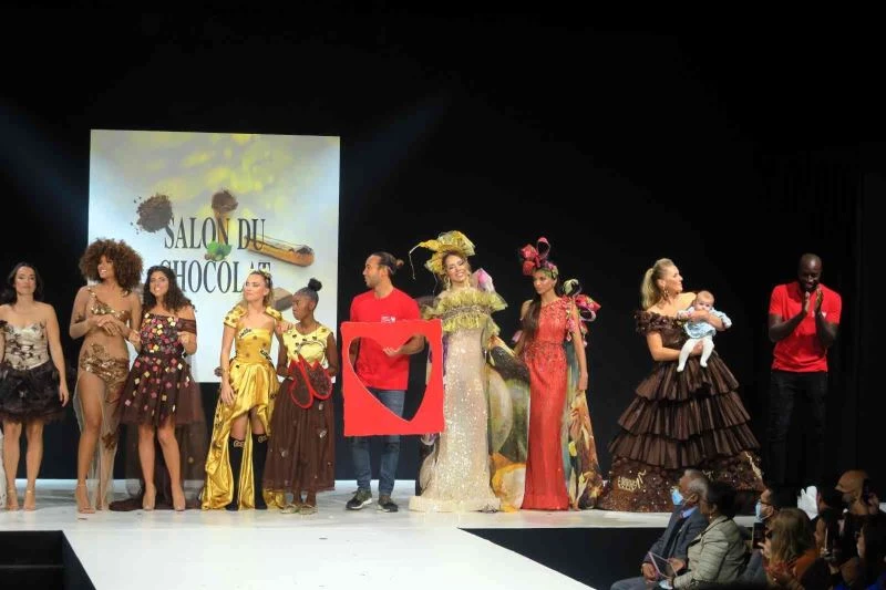 Paris’te mankenler çikolatadan elbiselerle podyuma çıktı
