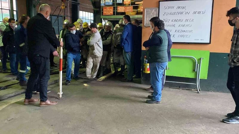 Maden işçisi göçükten 5 saat sonra sağ kurtarıldı
