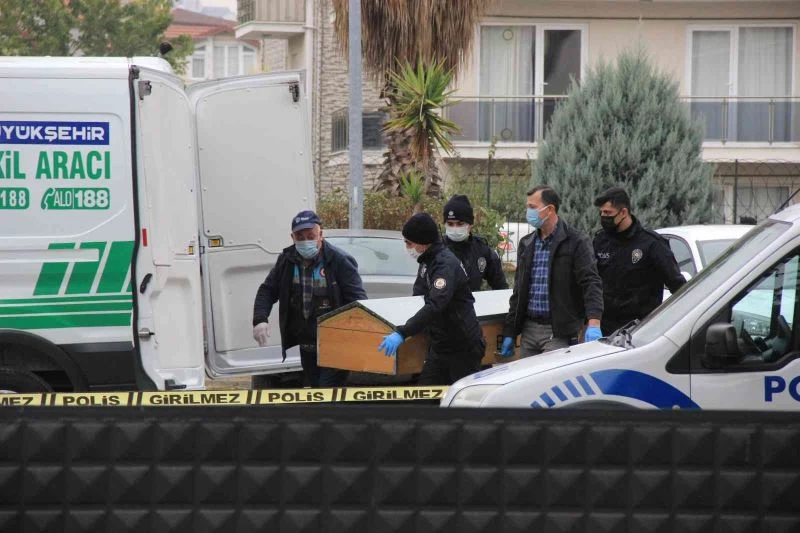 Taksiye koyduğu cesedi emniyete getirdi
