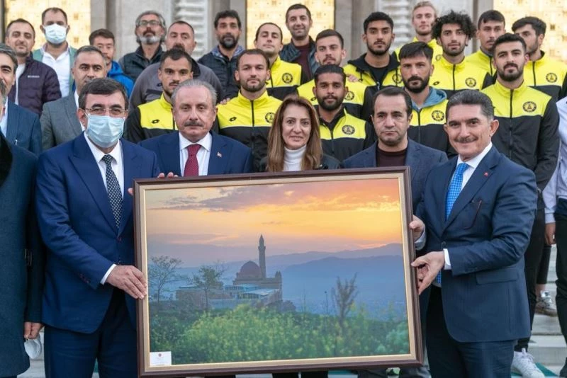 Türkiye Büyük Millet Meclisi Başkanı Şentop Ağrı 1970 Spor Kulübü’nü kabul etti
