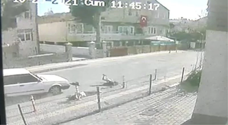 İki kardeşe otomobilin çarptığı anlar kamerada
