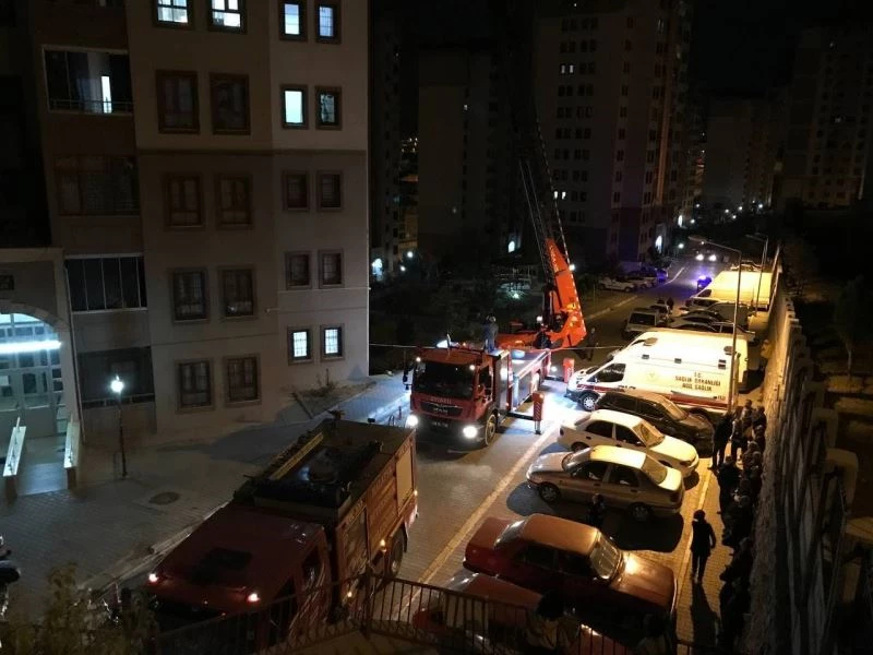 Yaşadığı evi ateşe verdi, yangına müdahale için gelen ekiplere kapıyı açmadı
