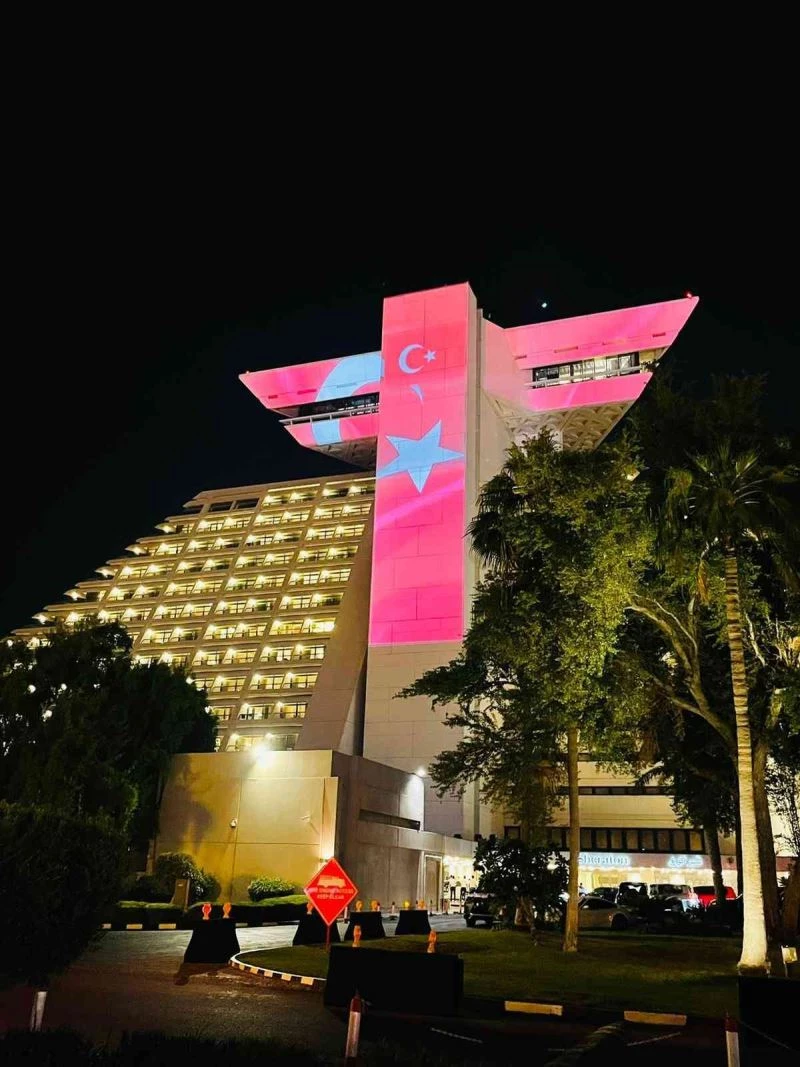 Doha’da Cumhuriyet Bayramı otel binasına Türk bayrağı yansıtılarak kutlandı
