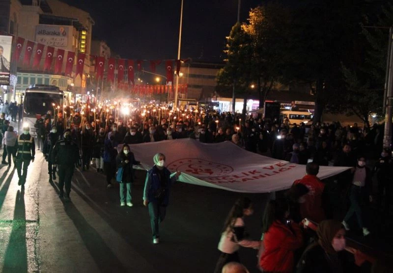 Sokaklar fener alayı ile aydınlandı
