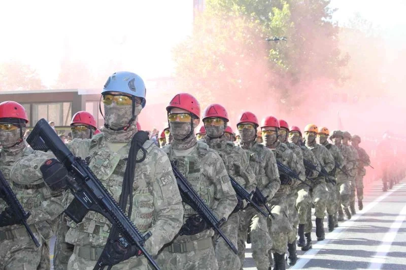Isparta’da yetişen komandolara geçit töreninde büyük ilgi
