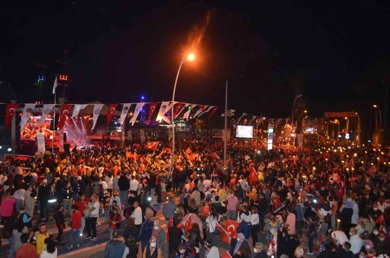 Marmaris’te binlerce kişi fener alayında buluştu
