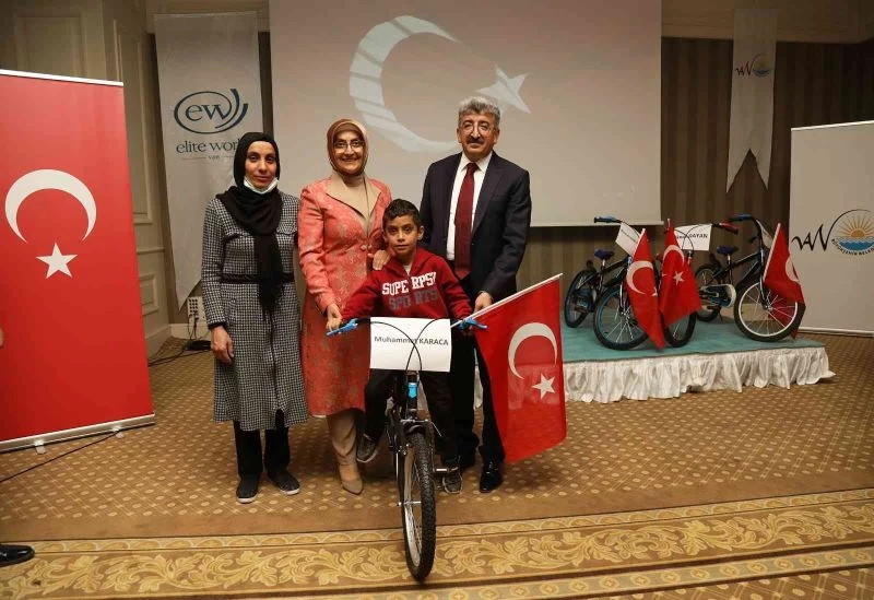 Van Büyükşehir Belediyesi ve Elite World Otel Cumhuriyet Bayramında çocukları sevindirdi
