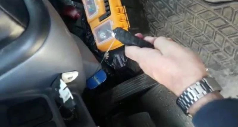 Radara yakalanmamak için kamyon plakasına kurulan düzenek polisi bile şaşkına çevirdi
