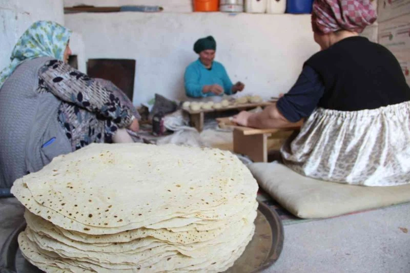 (Özel) Bu ekmekleri bir günde yapıp 1 yıl boyunca yiyorlar
