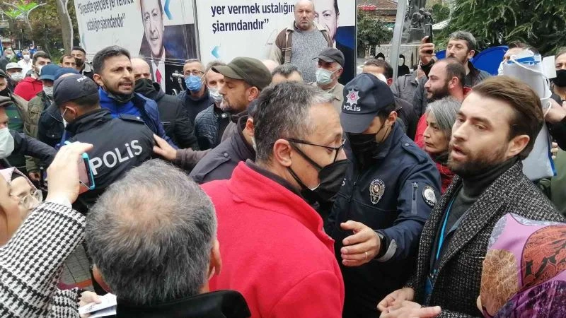Eylemde polise ‘Açığa alınacağını biliyor musun’ diyen aşı karşıtına tepki
