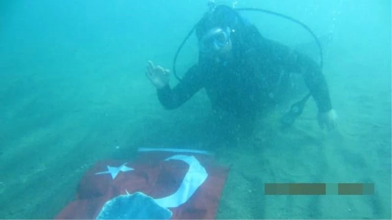 Cumhuriyet Bayramı’nı Van Gölü’nün derinliklerinde kutladılar
