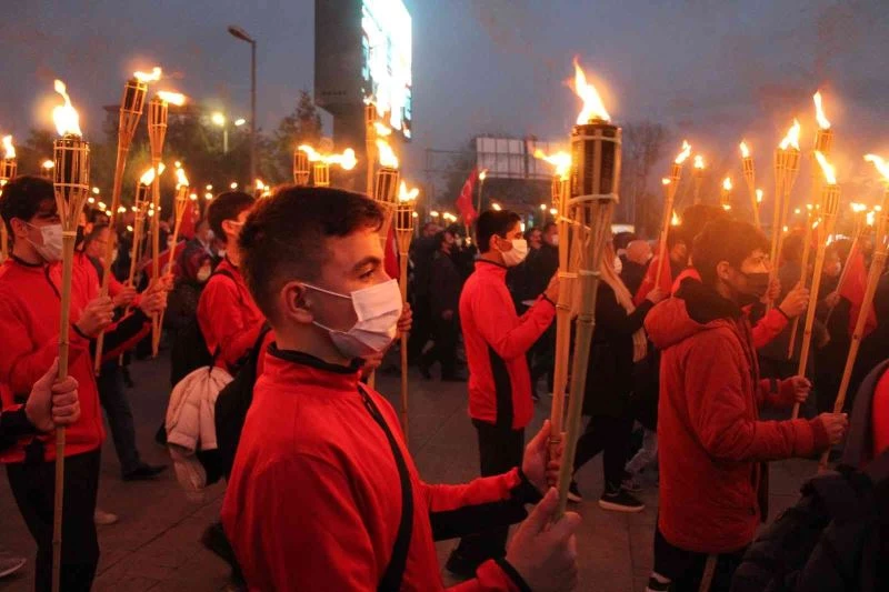 Binlerce kişi fener alayında Cumhuriyet için yürüdü
