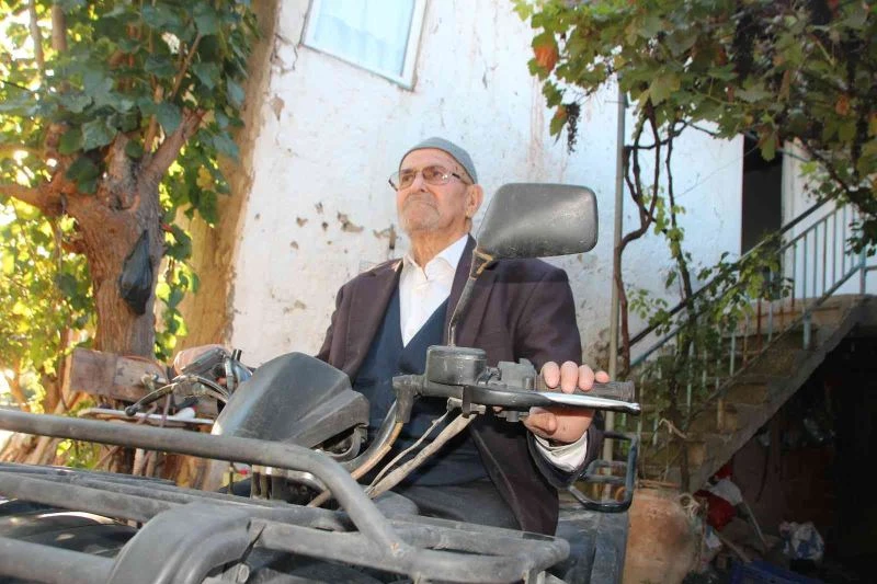 (Özel) 92 yaşındaki ATV tutkunu dede her gün motoruna binmeden siliyor, ona gözü gibi bakıyor
