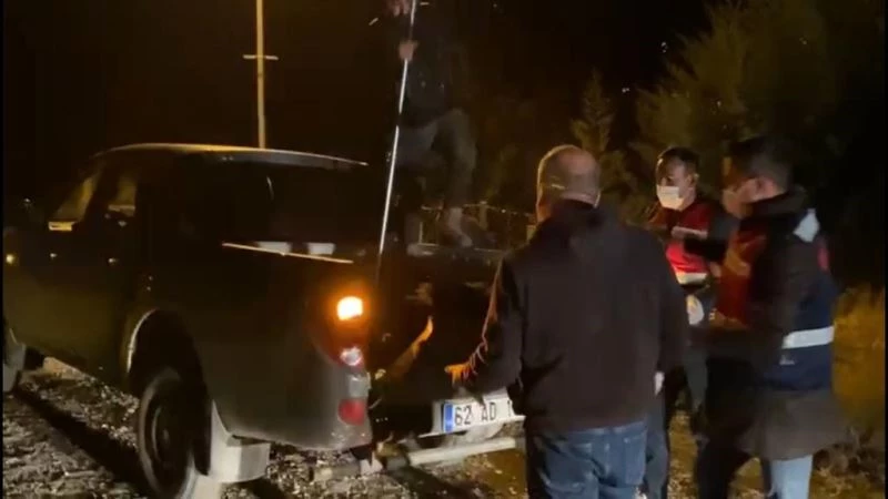 Yaralı yavru ayıya jandarmadan şefkat eli
