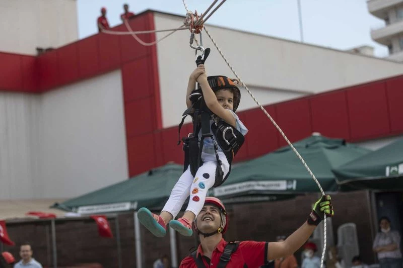 Özel çocuklar bir günlüğüne itfaiyeci oldular ateş söndürdüler