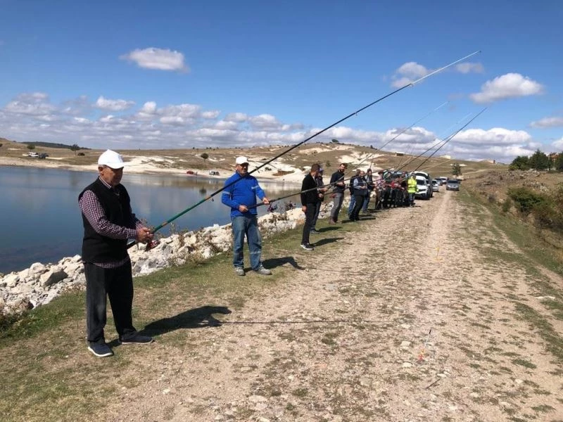 Köylüler protesto amaçlı karada balık tutma etkinliği düzenledi
