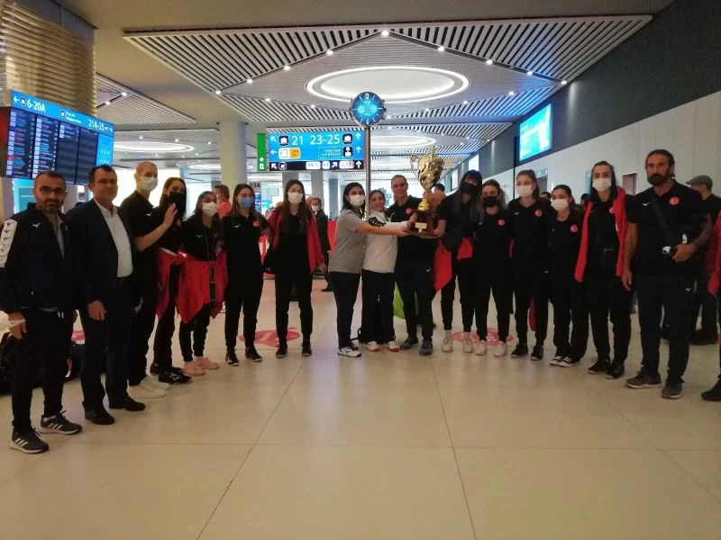 Dünya Şampiyonu işitme engelli milli voleybolcular yurda döndü
