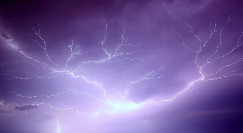 Gecenin karanlığını şimşekler aydınlattı
