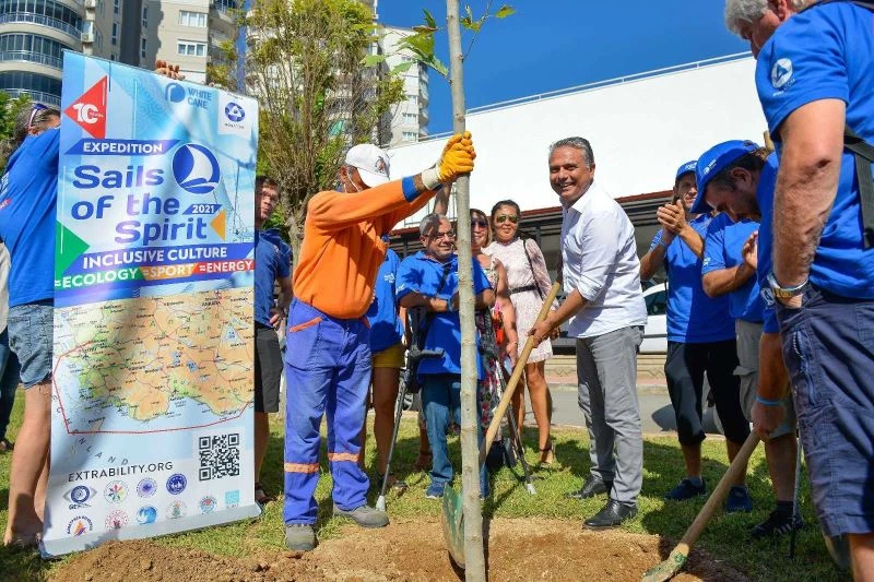 Farklı ülkelerden Antalya’ya gelen engelli deniz tayfaları, fidan dikimi gerçekleştirdi
