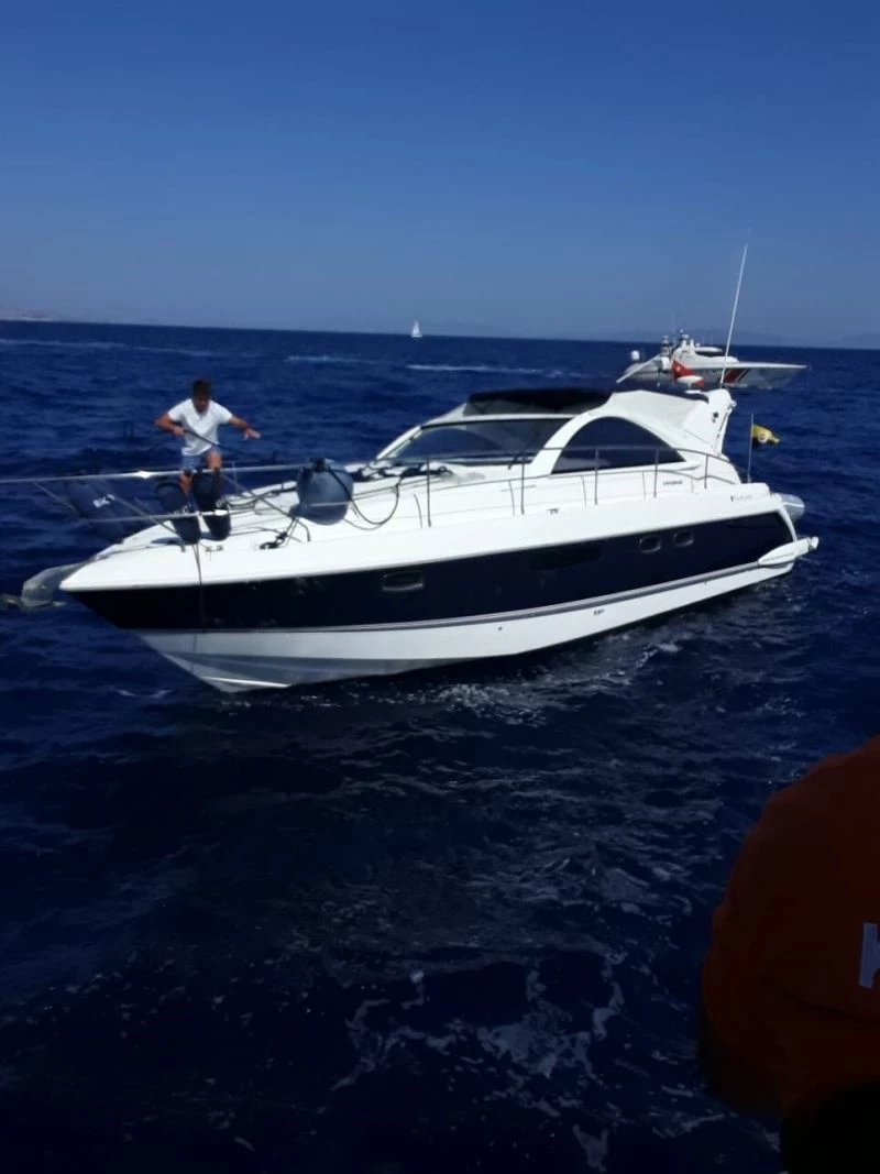 Arızalanan motoryat sürüklendi, 2 kişi kurtarıldı
