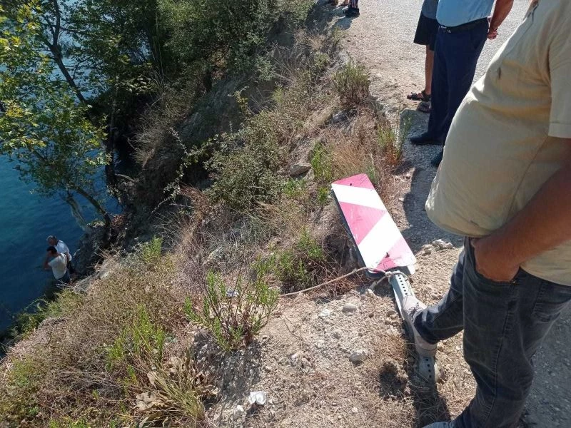 Antalya’da otomobil ırmağa uçtu: 2 yaralı
