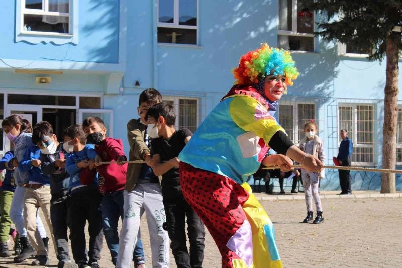 Minikler palyaçolar eşliğinde oynadıkları oyunlarla doyasıya eğlendi
