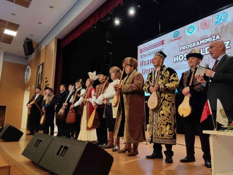 Türk dünyasının usta ozanları Ankara’da atıştı
