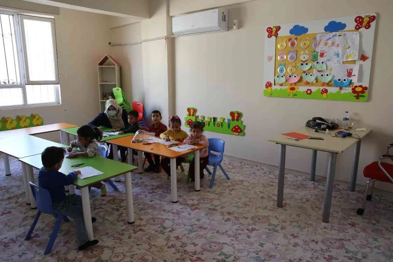 Anneler eğitimde çocukları kreşte
