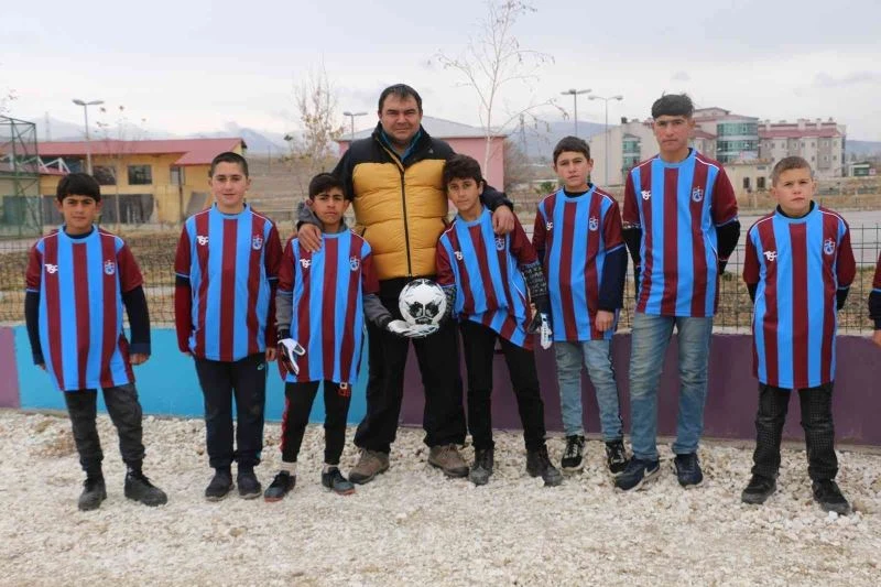 Diyadin bordo-maviye boyandı
