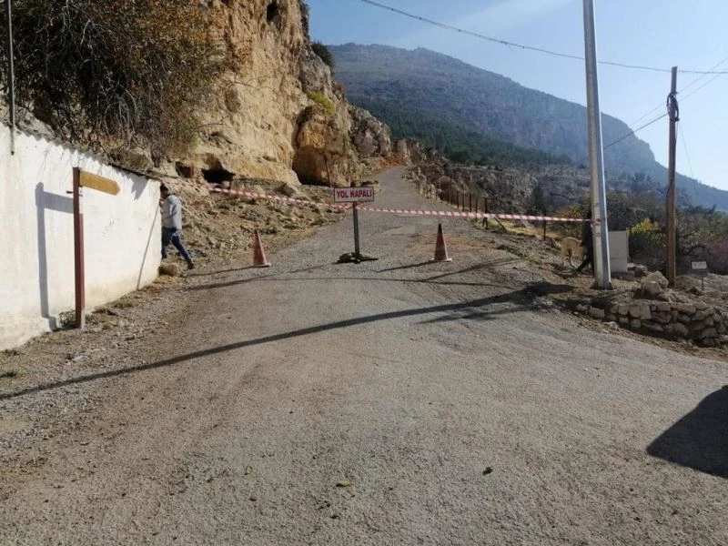 Dağdan kaya parçaları düşünce yayla yolu kapatıldı
