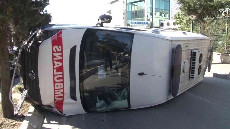 Sancaktepe’de devrilen ambulanstan burunları bile kanamadan kurtuldular
