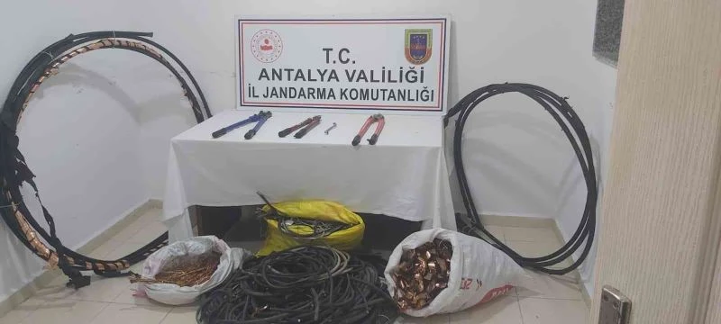 Çaldığı kabloları evine indirirken yakalandı
