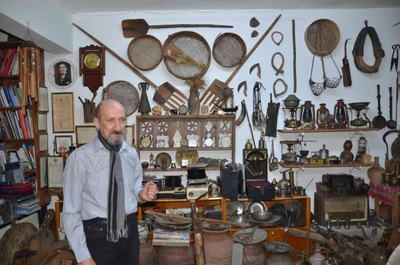 45 yıllık sanat hayatında bugün 5 binden fazla antika eşyanın sahibi oldu
